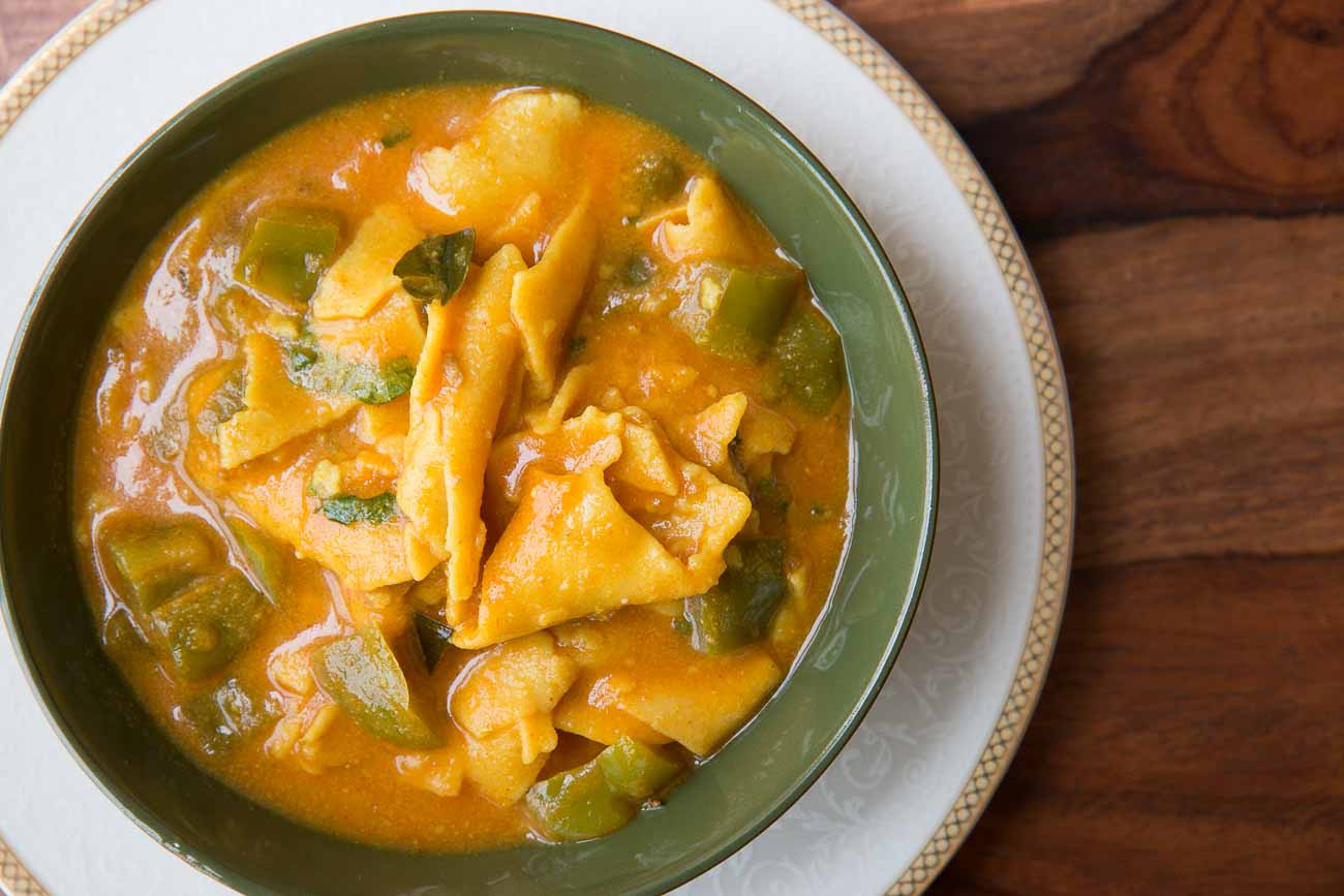 राबोडी शिमला मिर्च की सब्ज़ी रेसिपी - Rajasthani Curry with Corn Papad (Recipe In Hindi) राबोडी शिमला मिर्च की सब्ज़ी रेसिपी - Rajasthani Curry with Corn Papad (Recipe In Hindi)