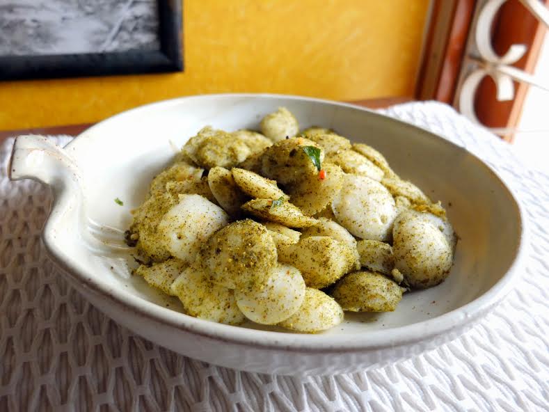 Karuveppilai Podi Idli Recipe-Spicy Lentil & Curry Leaves Powder Tossed Idli