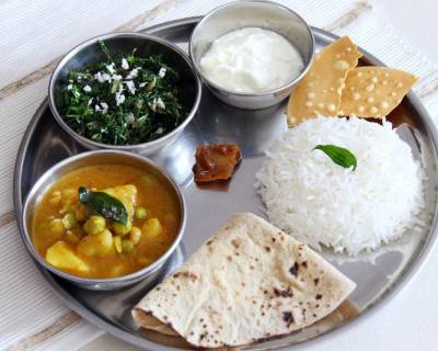 Everyday Meal Plate : Batani Gassi With Sabsige Soppu Palya, Steamed Rice and Phulka