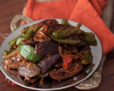 पारसी बैंगन शिमला मिर्च की सब्ज़ी रेसिपी - Parsi Style Baingan Capsicum Ka Salan (Recipe In Hindi)