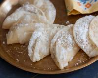Konkani Style Mande/Mandige/Chavde Recipe-Thin fried pancakes stuffed with sweet coconut Recipe