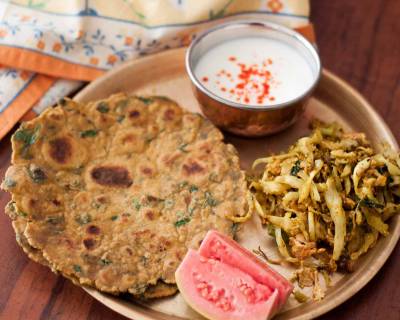 Breakfast Meal Plate: Cabbage Bhurji,Palak Makki Ki Roti,Curd & Fruits