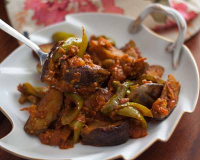 बैंगन और शिमला मिर्च की सब्ज़ी रेसिपी - Brinjal Capsicum Sabji (Recipe In Hindi)