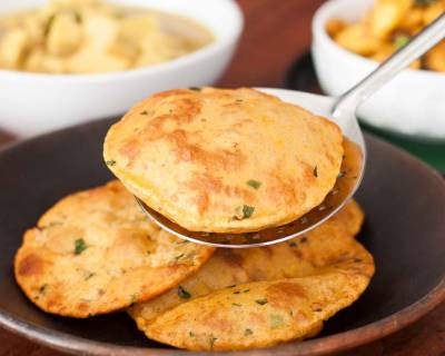 Lasun Batata Poori Recipe - Spiced Coriander Fried Bread Recipe