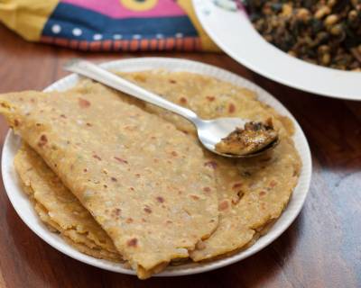 Jowar Atta Pyaz Thepla Recipe – Sorghum Wheat Onion Thepla