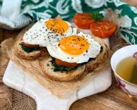 Spinach Open Toast With Fried Egg Recipe