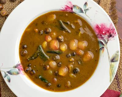 Sundakkai / Manathakkali Kai Vathal Kuzhambu Recipe - A Spicy Tamarind Curry
