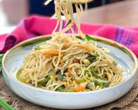 स्पाइसी वेजीटेरियन हक्का नूडल्स रेसिपी - Vegetarian Hakka Noodles Recipe