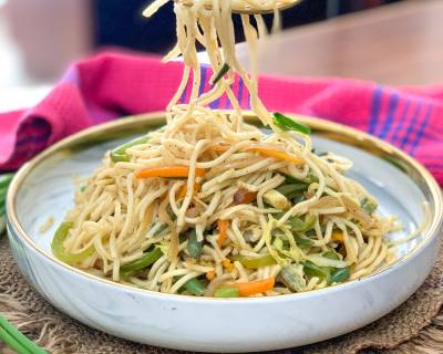 स्पाइसी वेजीटेरियन हक्का नूडल्स रेसिपी - Vegetarian Hakka Noodles Recipe