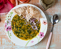 Khatti Meethi Palak Khichdi Recipe