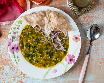 Khatti Meethi Palak Khichdi Recipe