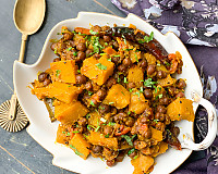 Kumror Chokka Recipe - Kaddu Kala Chana Sabzi | Pumpkin Chickpea Curry