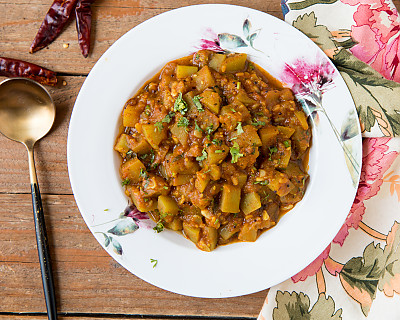 Karnataka Style Sorakaya Palya Recipe - Karnataka Style Bottle Gourd Sabzi