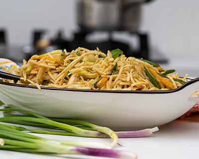 Vegetarian Hakka Noodles | Chinese Chow Mein Recipe Made Using Millet Noodles