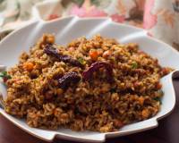 Puliyodharai / Puliyogare Recipe (Spicy Tamarind Rice) with Pulikachal