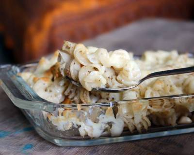Baked Cheesy Pasta With Garlic & Crunchy Peanuts Recipe