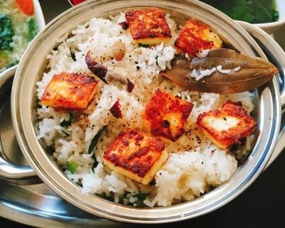 Mizoram Inspired Veg Sawhchiar Recipe-Rice Pilaf With Kashmiri Red Chillies, Bay Leaf and Paneer