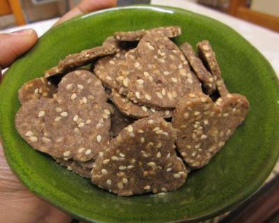 Multi-Grain Crackers With Sesame Seeds, Chives And Chili Flakes Recipe