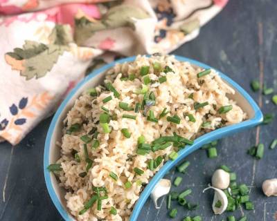 हरे प्याज और लहसुन ब्राउन चावल रेसिपी - Spring Onion & Roasted Garlic Brown Rice Recipe