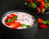 स्ट्रॉबेरी रायता - Strawberry Raita (Recipe In Hindi)