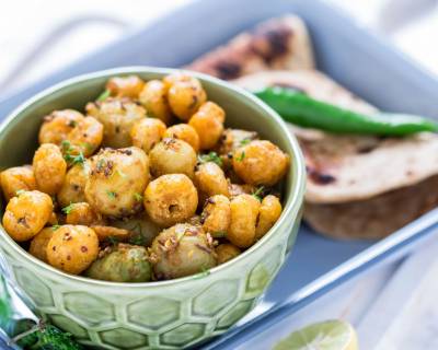 आलू मखाना की सब्ज़ी रेसिपी - No Onion No Garlic Aloo Makhana Sabzi (Recipe In Hindi)