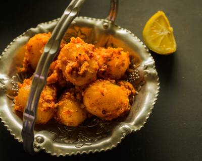 छोटी आलूर दम रेसिपी - Baby Potatoes In Tomato Gravy (Recipe In Hindi)
