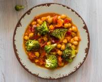 वेगन छोले और ब्रोकली करी रेसिपी - Vegan Chickpeas And Broccoli Curry Recipe