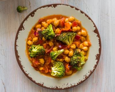 वेगन छोले और ब्रोकली करी रेसिपी - Vegan Chickpeas And Broccoli Curry Recipe