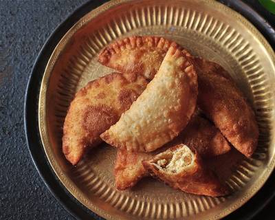 Karigadabu – Karnataka Style Karanji/ Gujiya recipe