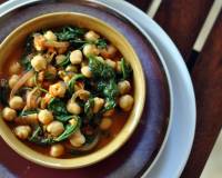 Garlic Chickpeas And Spinach Curry Recipe