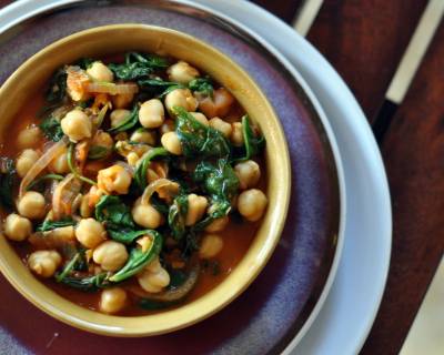 Garlic Chickpeas And Spinach Curry Recipe