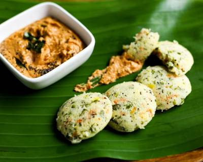 सब्ज़ रवा इडली रेसिपी - Veggie Rava Idli (Recipe In Hindi)