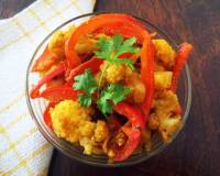 गोभी और लाल शिमला मिर्च की सब्ज़ी रेसिपी - Cauliflower And Red Bell Pepper Stir Fry (Recipe In Hindi)