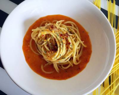 Garlic Spaghetti with Roasted Red Bell Pepper Sauce Recipe (Vegan)