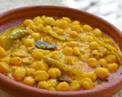 Himachali Chana Madra Recipe (Chickpeas In Yogurt Based Gravy)