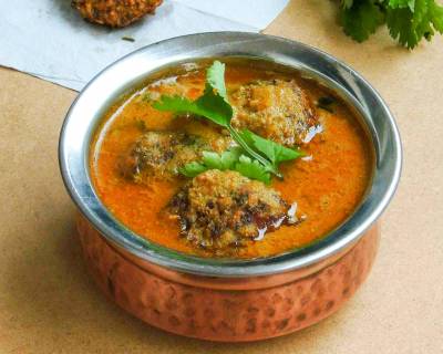 Kollu Vada Kurma Recipe (Horse Gram Fritters Spicy & Tangy Curry)
