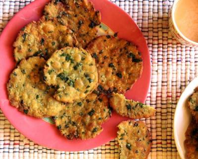 Palak Puri Recipe (Crispy Spinach Puri Snack)