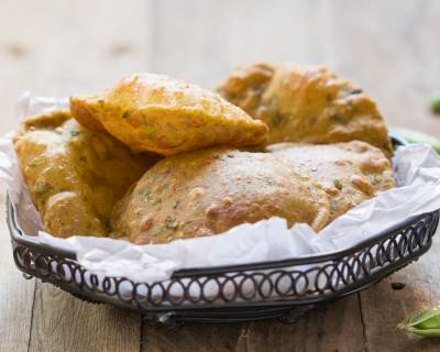 Matar Ki Puri (Crispy Puffed Indian Bread With Peas)