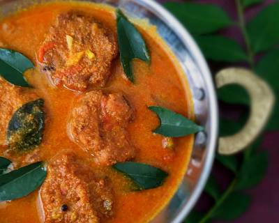 Masala Vadai Kuzhambu Recipe (Mudaliar Style Curried Fritters In Spicy Tamarind Gravy)