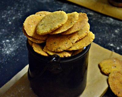 Makki Ki Baked Mathri Recipe (Baked Cornmeal Flaky Biscuit)