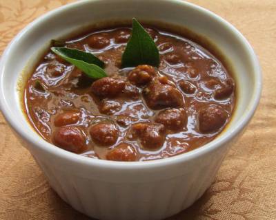 Kondai Kadalai Puli Kuzhambu Recipe -Tangy South Indian Kala Chana Curry