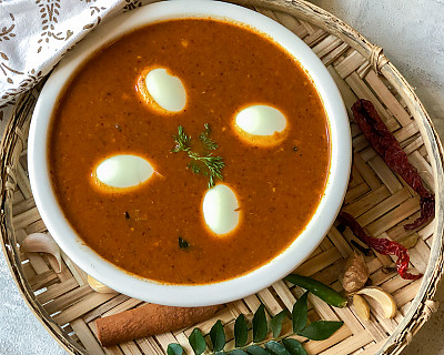 Kerala Style Varutharacha Mutta Curry Recipe