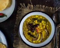 Narkel Diye Cholar Dal Recipe (Bengali Chana Dal With Fried Coconut Slices)