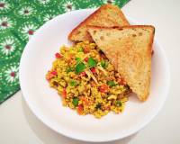 अकुरी हरे मटर के साथ रेसिपी - Parsi Style Scrambled Eggs with Green Peas (Recipe In Hindi)