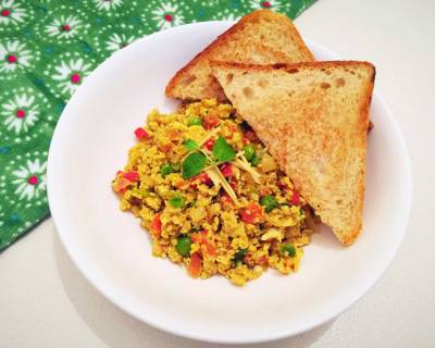 अकुरी हरे मटर के साथ रेसिपी - Parsi Style Scrambled Eggs with Green Peas (Recipe In Hindi)