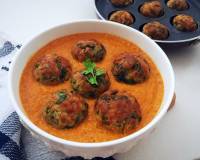 Mooli Aur Kaccha Kela Kofta Recipe (Grated Radish And Raw Banana Dumplings In Gravy)