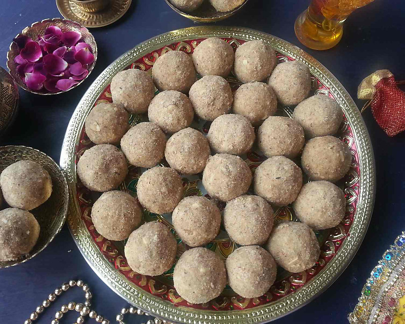Maharashtrian Dinkache Ladoo Recipe | Healthy Whole Wheat & Edible Gum Ladoos with Dry Fruits