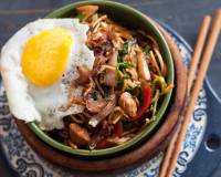 Chicken Mie Goreng Recipe - Noodles Tossed In Sriracha Sauce