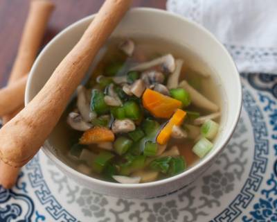 वेजिटेबल क्लियर सूप रेसिपी - Vegetable Clear Soup Recipe 