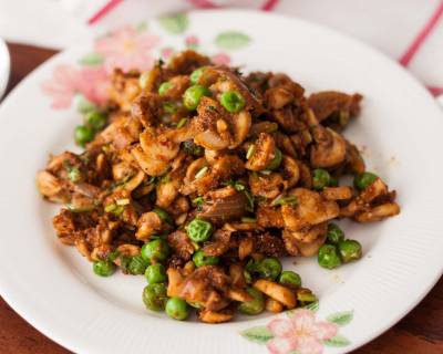 Chettinad Mushroom And Green Peas Stir Fry Recipe 